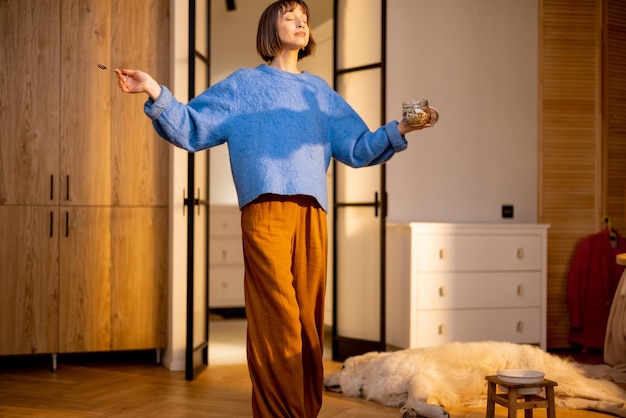 Foto mujer feliz bailando durante un desayuno en casa