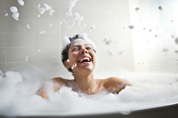 Mujer feliz en un baño de burbujas rodeada de espuma disfrutando de su rutina de belleza