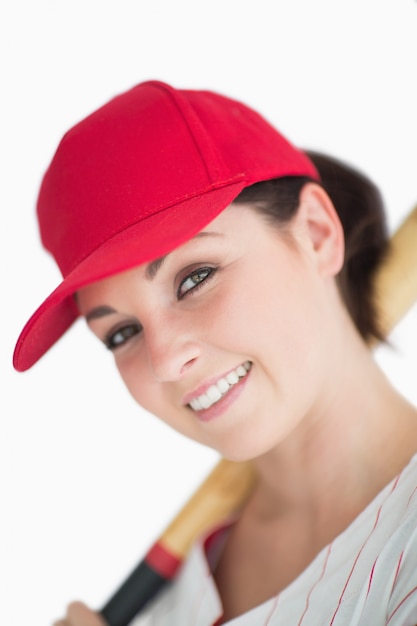 Mujer feliz con bate de béisbol y sombrero