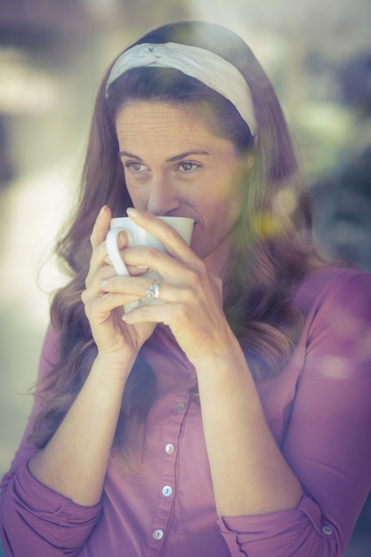 Mujer feliz bebiendo café