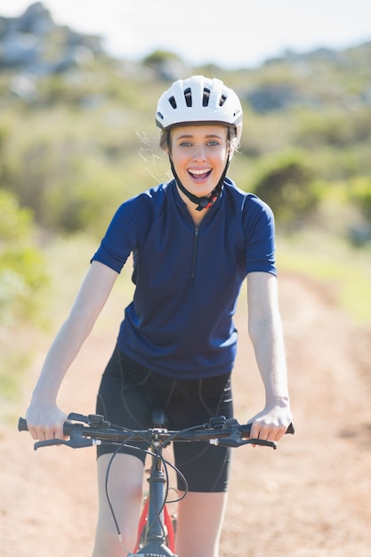 Mujer feliz con bicicleta