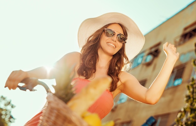 Mujer feliz con bicicleta