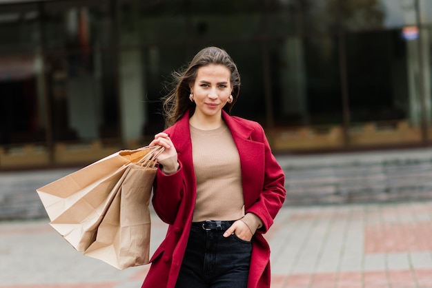Mujer feliz con bolsas de compras disfrutando de las compras Concepto de estilo de vida de consumismo