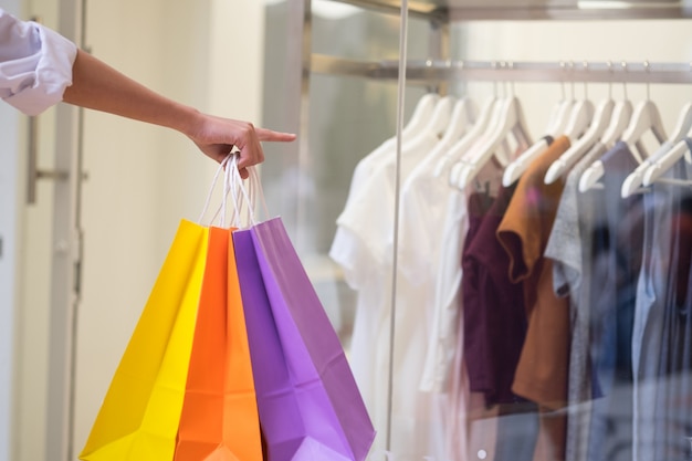 Mujer feliz con bolsas de compras disfrutando en las compras.