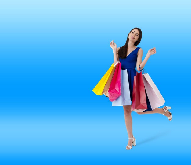 Mujer feliz con bolsas de compras en la mano