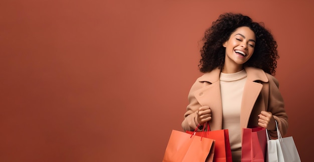 Mujer feliz con bolsas de compras en una pancarta de fondo marrón