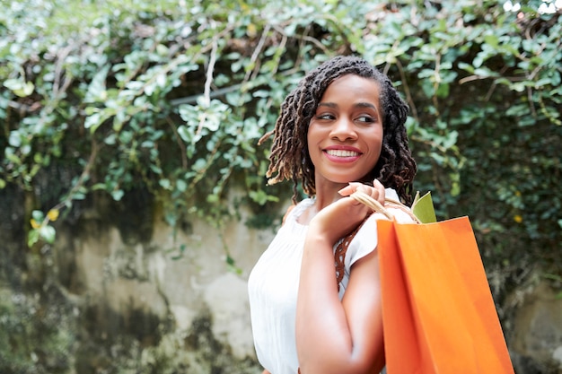 Mujer feliz con bolsas de compras