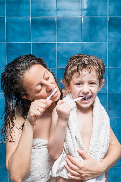 Foto mujer feliz con los brazos levantados en el baño