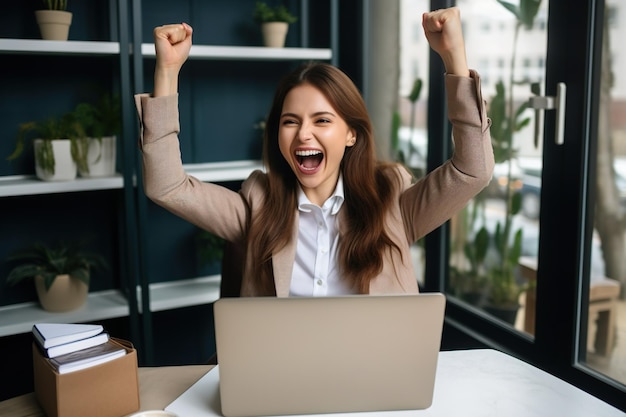 Mujer feliz buscando ofertas de éxito en una computadora portátil en la oficina moderna