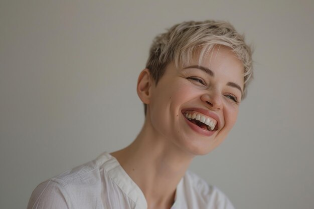 Mujer feliz con cabello corto sonriendo emocionada después de la propuesta