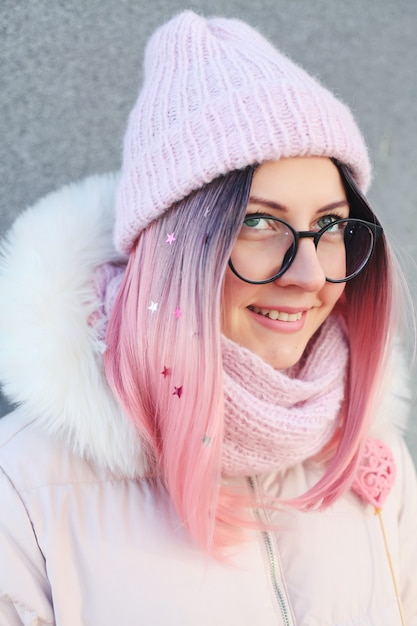 Mujer feliz con cabello rosado inusual