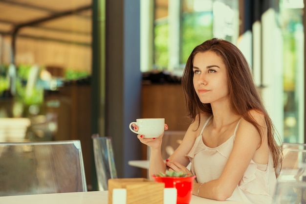 Mujer feliz en el café al aire libre