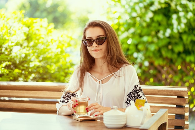 Mujer feliz en el café al aire libre