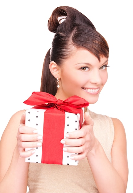 mujer feliz, con, caja de regalo, encima, blanco