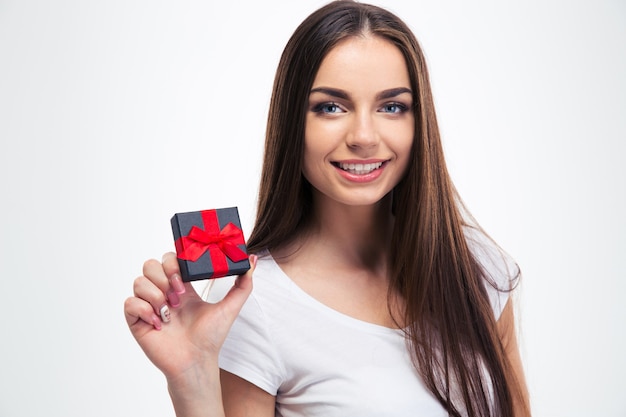 Mujer feliz con caja de regalo pequeña