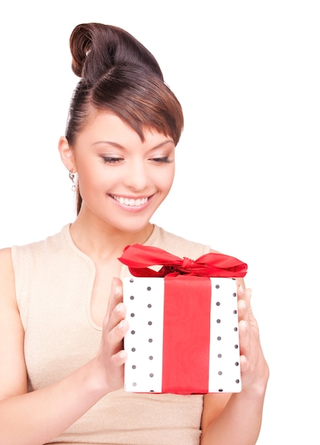 Mujer feliz con caja de regalo sobre blanco