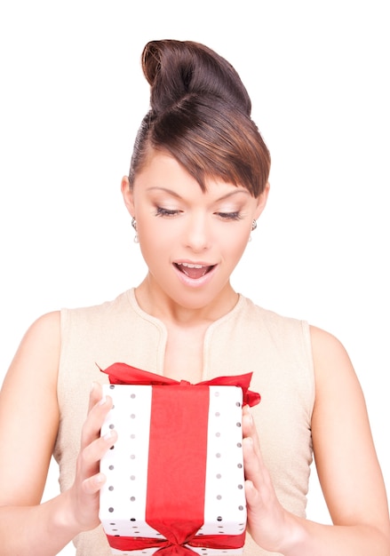 Mujer feliz con caja de regalo sobre blanco