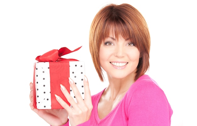 Mujer feliz con caja de regalo sobre blanco