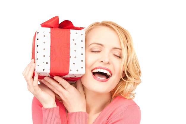 Mujer feliz con caja de regalo sobre blanco