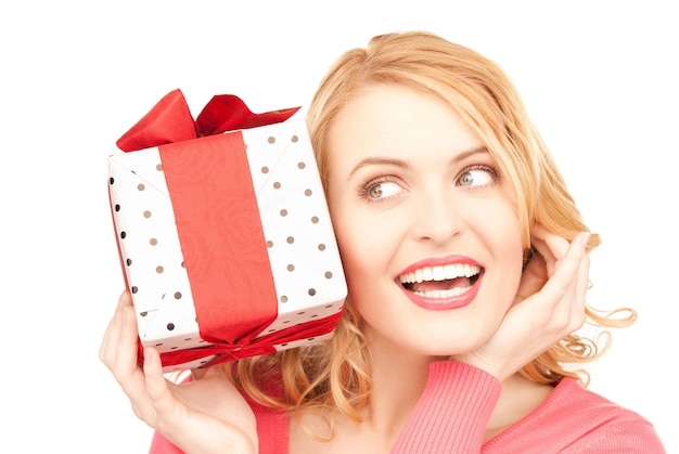 Mujer feliz con caja de regalo sobre blanco