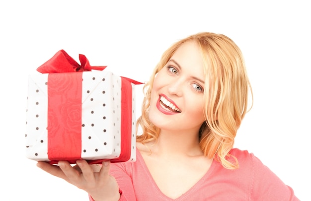 Mujer feliz con caja de regalo sobre blanco