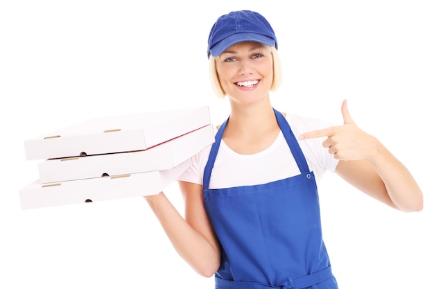 Una mujer feliz con cajas de pizza sobre fondo blanco.