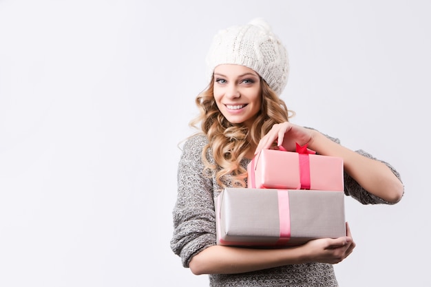 Mujer feliz con cajas de regalo