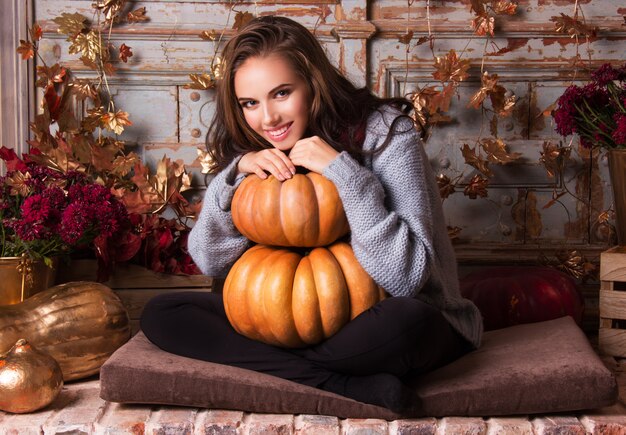 Mujer feliz y calabaza. Retrato de mujer feliz con calabaza