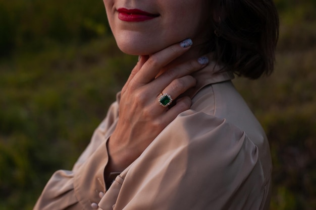 Mujer feliz camina al atardecer en un parque de la colina