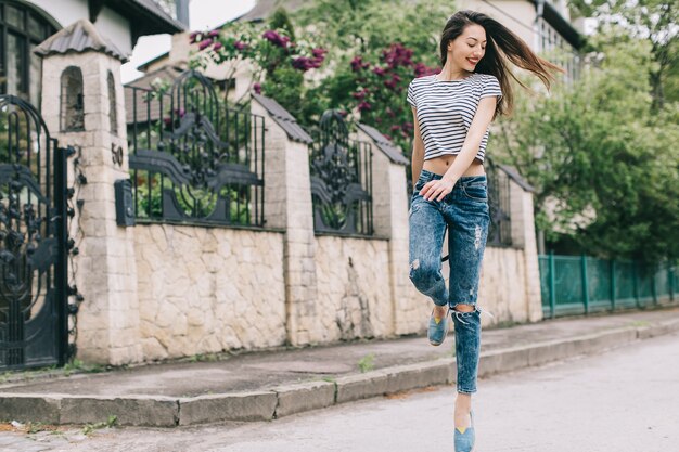 mujer feliz caminando por la calle