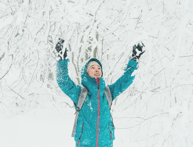 Foto mujer feliz caminando en invierno