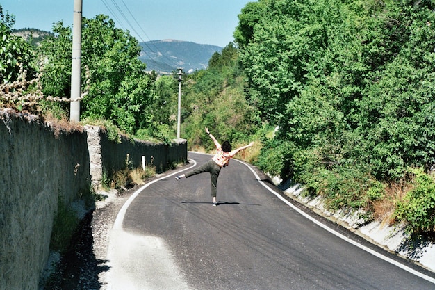 Foto mujer feliz en el camino