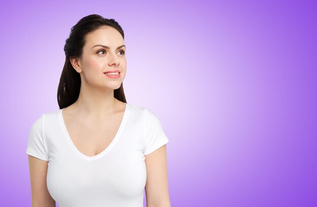 mujer feliz en camiseta blanca