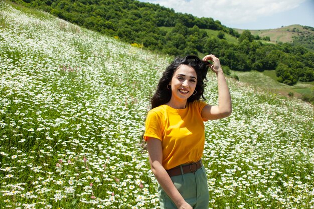 Mujer feliz en el campo de la manzanilla