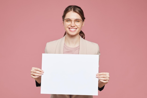 Mujer feliz con cartel en blanco