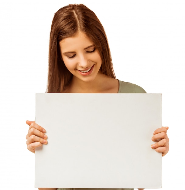 Mujer feliz con cartel en blanco