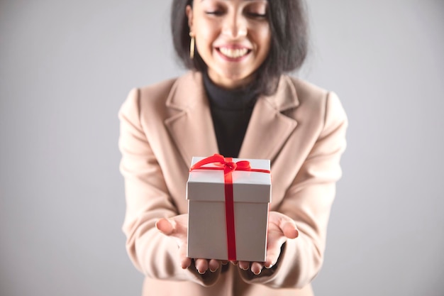 Mujer feliz celebración presente