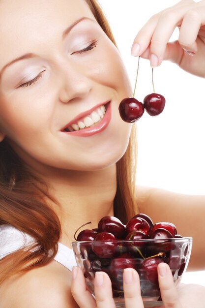 Foto mujer feliz con cerezas