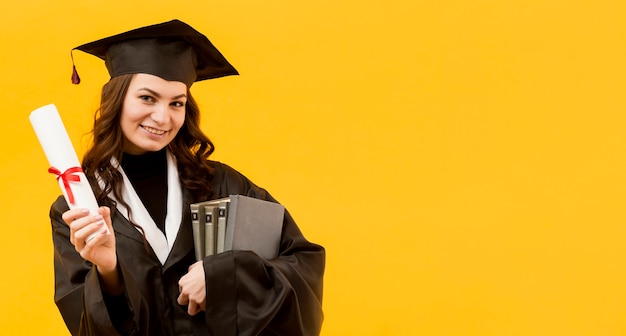 Foto mujer feliz con certificado y libros