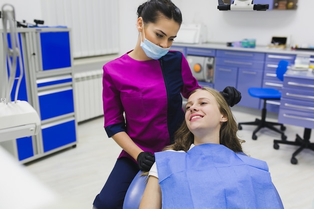 Mujer feliz en una clínica dental