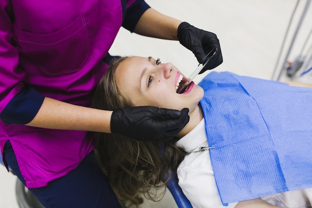 Mujer feliz en una clínica dental