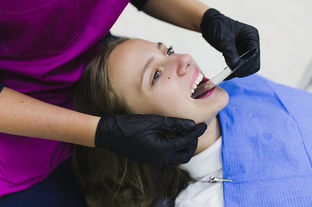 Mujer feliz en una clínica dental