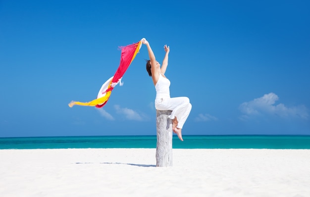 mujer feliz, con, colorido, pareos en la playa