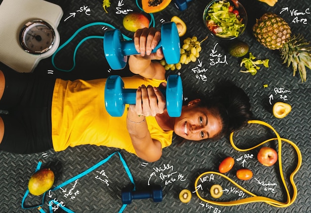 Mujer feliz come sano y entrena en el gimnasio