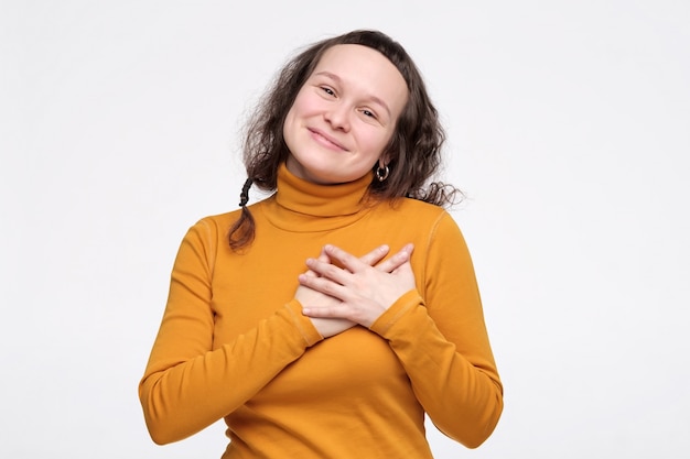 La mujer feliz se complace en recibir un cumplido de sus compañeros de trabajo.