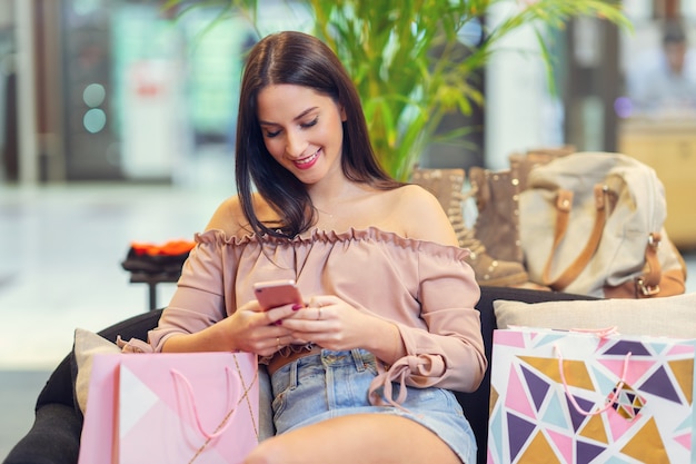 Mujer feliz comprando ropa en la tienda