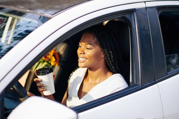 Mujer feliz conduciendo al trabajo