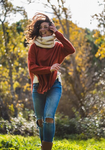 Foto mujer feliz corriendo en el parque