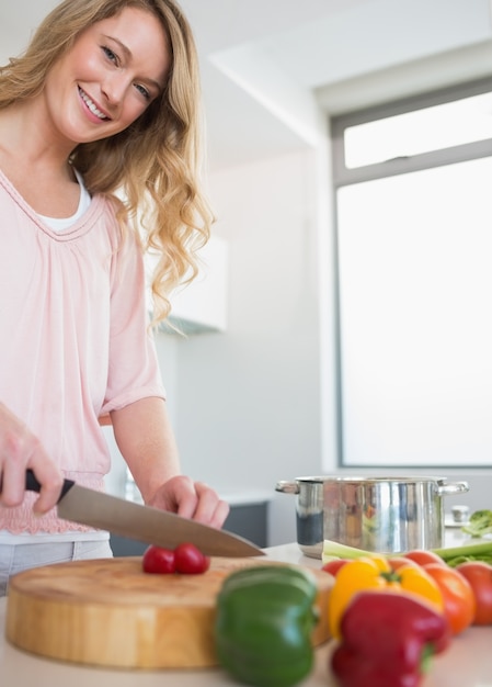 Mujer feliz cortar verduras a bordo