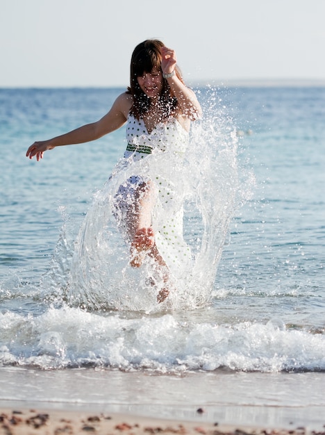 Mujer feliz en la costa del mar